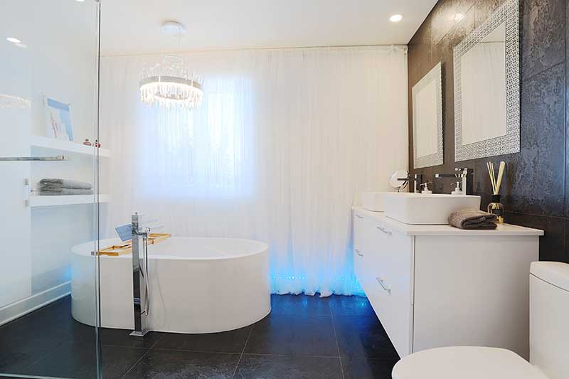 salle de bain moderne avec vanité suspendue