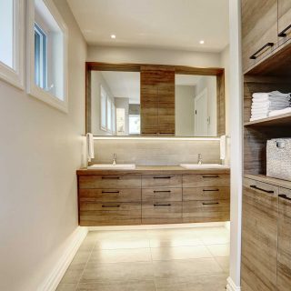 tablettes flottantes dans armoires de salle de bain